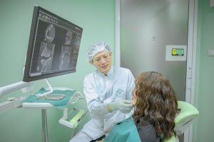 3D CTスキャンの画像を見ながら治療方針を説明するアティパン先生